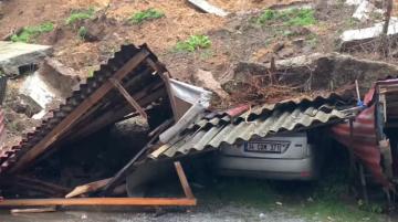 Sarıyer Merkez Mahallesinde istinat duvarı çöktü: 4 araç hasar gördü