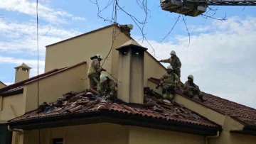 Sarıyer’de lüks bir villanın çatısında çıkan yangın kısa sürede söndürüldü